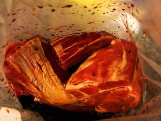 5、砂锅三酱牛肉（精华版）,将泡完血水的牛肉取出，用厨房纸吸干水分，放进密封食品袋子里，加50粒左右的花椒，3大勺料酒。