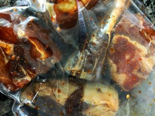 7、砂锅三酱牛肉（精华版）,将食品袋封口，反复揉搓牛肉，一是为了将花椒，料酒和酱油拌均匀，二是为了让酱肉进到肉里去。反复揉搓10分钟就可以放进冰箱冷藏了。一般需要腌制一个晚上。