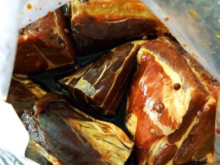 8、砂锅三酱牛肉（精华版）,第二天，将一酱好的牛肉取出，牛肉颜色因为泡过酱油已经变深。