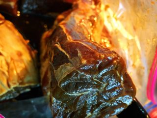 9、砂锅三酱牛肉（精华版）,可以近距离看一下，酱油腌过的牛肉，已经开始上色了。