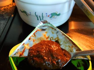 11、砂锅三酱牛肉（精华版）,加入4大勺黄豆酱，轻轻搅动牛肉，将黄豆酱搅拌均匀。黄豆酱带甜，所以可以不用放糖提味了。