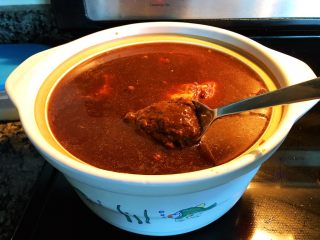 10、砂锅三酱牛肉（精华版）,将腌好的牛肉，连同食品袋里的酱油和花椒一同放入砂锅中，倒入清水没过牛肉。开火，开始加入二酱——黄豆酱。