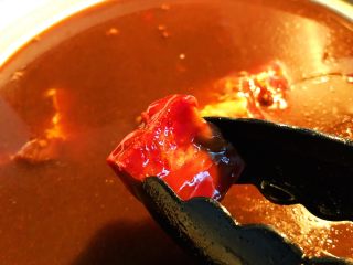 12、砂锅三酱牛肉（精华版）,再加入三酱——豆腐乳。随便什么豆腐乳都行，放一块到两块。我做的时候只放了一块，味道也很棒。
