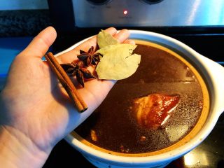 13、砂锅三酱牛肉（精华版）,再放入桂皮，八角，香叶，这样做出来的酱牛肉会有卤香味，吃着闻着都很好。