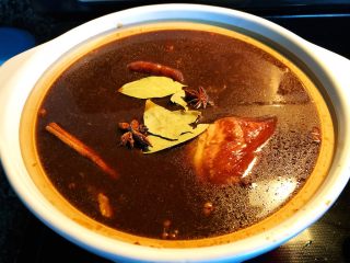 14、砂锅三酱牛肉（精华版）,放入桂皮八角香叶以后不用搅拌，让它慢慢煮就行。