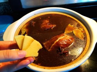 15、砂锅三酱牛肉（精华版）,再放入三片生姜，一般3到5片就够了，生姜需要去皮，更干净些。尽量将生姜切得厚一些。