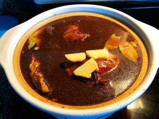 16、砂锅三酱牛肉（精华版）,为了看得清楚步骤，我就直接把生姜放到牛肉上了。此时，因为水温开始升高，牛肉也开始慢慢收紧。