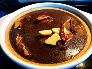 17、砂锅三酱牛肉（精华版）,再放入3根干红辣椒，如果喜欢吃辣，也可以多放一些。视自己的口味，可以适当增减调料的量。最后再放入一勺老抽，让牛肉颜色更好看一些。