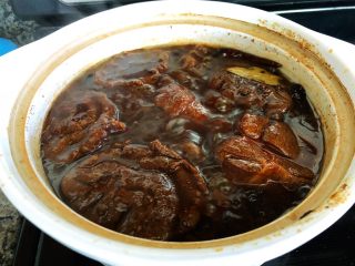 18、砂锅三酱牛肉（精华版）,大火煮开，因为泡过血水，几乎没有浮沫。如果做的时候有一些浮沫，直接用勺子舀掉就行了。火开后调中火慢煮2小时。火太大容易把肉煮烂，火太小要花很长的时间，所以用中火煮最合适。