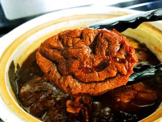 19、砂锅三酱牛肉（精华版）,煮2小时以后，用夹子轻轻一夹，能感受到肉煮软烂以后的弹性。关火，但不要把肉取出来，一直泡在汤里，直到整锅都变凉。