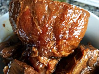 20、砂锅三酱牛肉（精华版）,汤汁放凉以后，再继续浸泡2小时，再取出牛肉，用保鲜膜盖好，放到冰箱再冷藏2小时。口感绝佳。因为刚煮熟的牛肉比较软烂，切的时候容易把肉切散，冷藏过的牛肉，更爽口，而且肉质更紧实，即便切得薄如蝉翼也毫无问题。