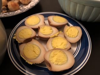 26、砂锅三酱牛肉（精华版）,#惊喜# 还有特别重要的一点，卤汤可以留着泡卤蛋。鸡蛋煮熟了直接放到卤汤里，大火烧开，关火，泡2个小时，肉香味卤蛋就做好了，既简单又美味。