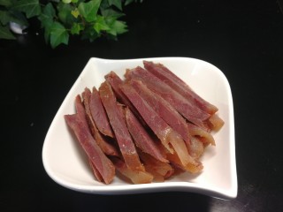 2、干煸牛肉,切粗天小拇指宽度