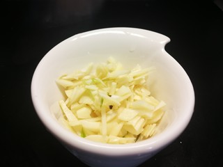 5、干煸牛肉,蒜切碎