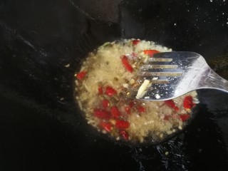 8、干煸牛肉,锅烧热入油，然后放入葱姜蒜炒出香味倒入花椒和辣椒段炒香。辣椒段和花椒我用水冲洗过防止炸糊。