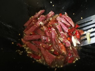 9、干煸牛肉,倒入牛肉条
