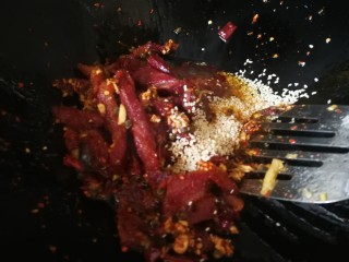 11、干煸牛肉,吃糖这时可以放些糖调味，倒入熟的白芝麻放入白芝麻前如果你的卤牛肉不是特别咸可以加点生抽调味更香。