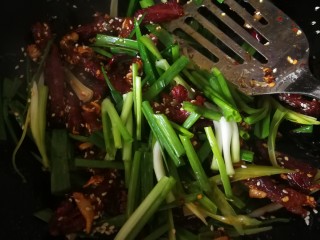 15、干煸牛肉,香葱段扮均匀