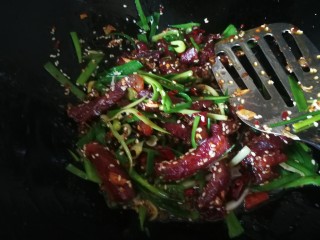 16、干煸牛肉,关火继续炒一下，注意葱的颜色不要久了。