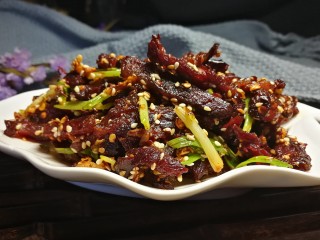 17、干煸牛肉,盛盘装出