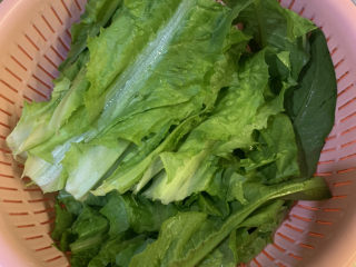 2、麻酱油麦菜,切成两半，沥干水