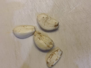 3、麻酱油麦菜,准备4颗蒜