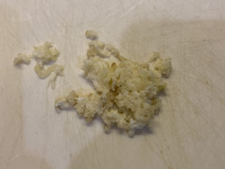 4、麻酱油麦菜,切成蒜粒