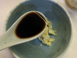 5、麻酱油麦菜,放入1勺生抽