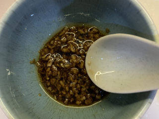 10、麻酱油麦菜,搅拌均匀