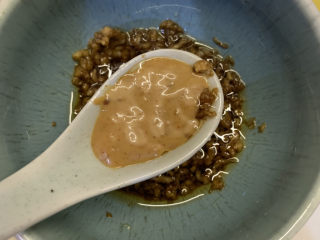 11、麻酱油麦菜,用温水调开芝麻酱