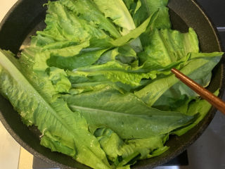 13、麻酱油麦菜,把油麦菜用盐水浸泡3-5分钟