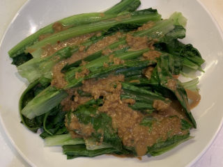 14、麻酱油麦菜,再把酱浇上去就可以食用了