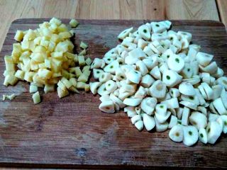 2、蒜蓉辣椒酱,大蒜去皮，切厚片，生姜洗净去皮切小块。