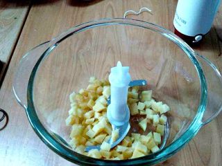 3、蒜蓉辣椒酱,把姜块放入料理杯中。