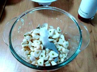 5、蒜蓉辣椒酱,把大蒜同样放入料理杯中。