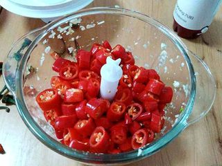 8、蒜蓉辣椒酱,辣椒放入料理杯中。