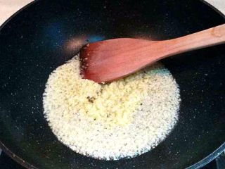 11、蒜蓉辣椒酱,锅中放油加热，油温后小火加入姜碎末煮开油。（多放油也没有关系，等于顺便做一层辣椒油）