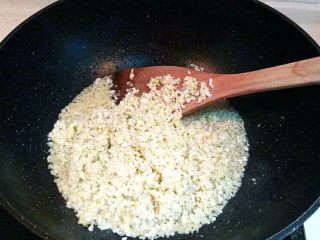 12、蒜蓉辣椒酱,再加入蒜末炒出水汽。（注意油弹起烫伤）