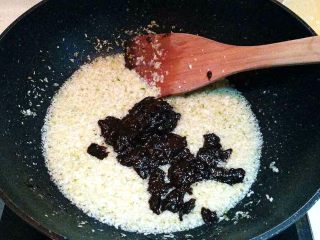 13、蒜蓉辣椒酱,把蒜末姜末回来翻炒出香味后，再放入豆瓣酱炒均匀。