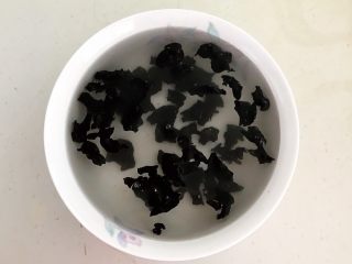 2、捞汁北极贝,加入温水，浸泡2个小时