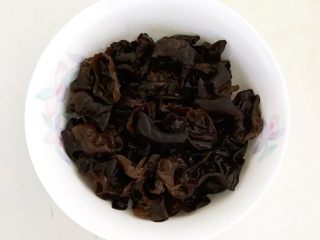 3、捞汁北极贝,木耳浸泡好了，清洗干净