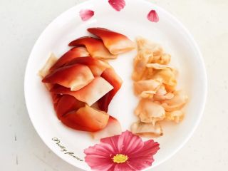 10、捞汁北极贝,把北极贝底部切下来1㎝左右