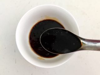 16、捞汁北极贝,加入2勺陈醋