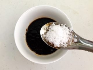 17、捞汁北极贝,加入1勺白糖