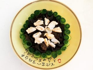 24、捞汁北极贝,在木耳上面放入北极贝下段