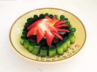 25、捞汁北极贝,再把北极贝码在上面