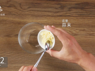 4、适合上班族的快手凉菜，蒜泥肥牛吃的巨过瘾,预备蒜末