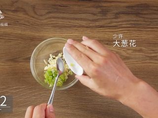 5、适合上班族的快手凉菜，蒜泥肥牛吃的巨过瘾,加入少许大葱花