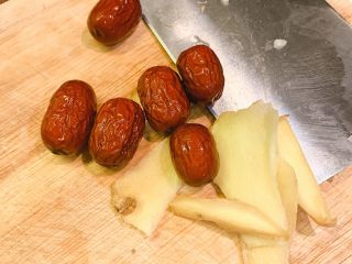 1、白萝卜排骨汤,红枣洗干净，姜切片待用