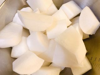 2、白萝卜排骨汤,白萝卜洗干净，去皮切块